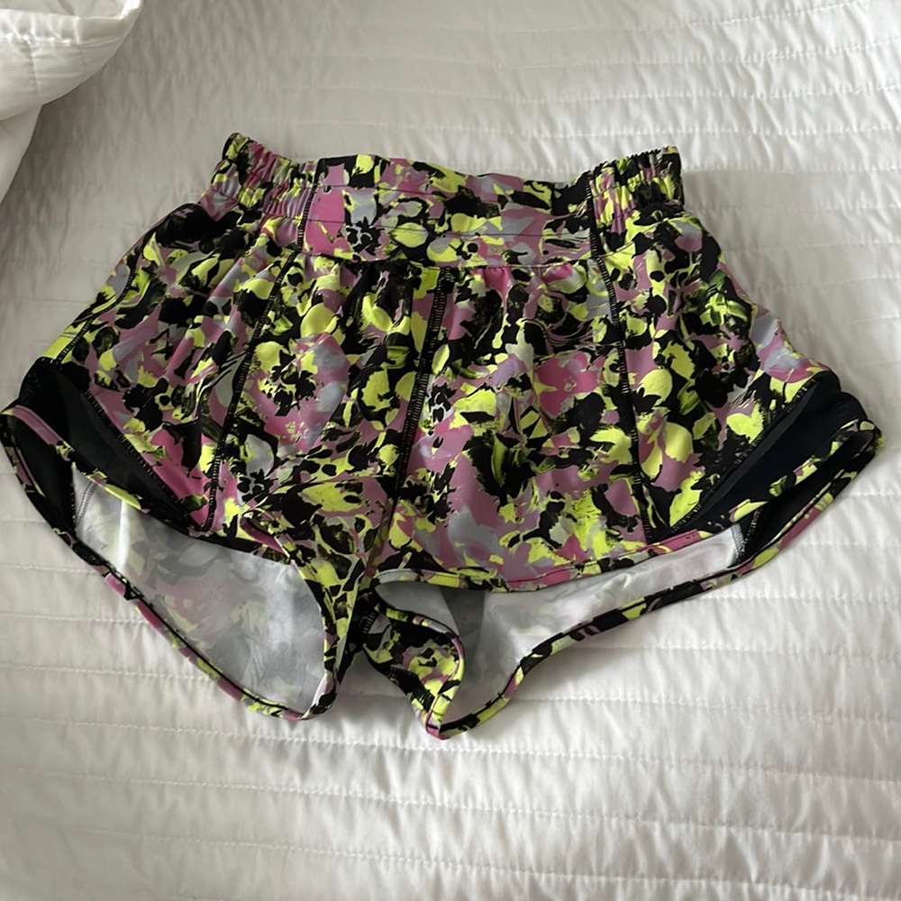 lululemon hotty hot 2.5 shorts size 2